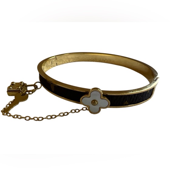 Goldstone bracelet with white flower and Lock and key accents - Picture 2 of 7